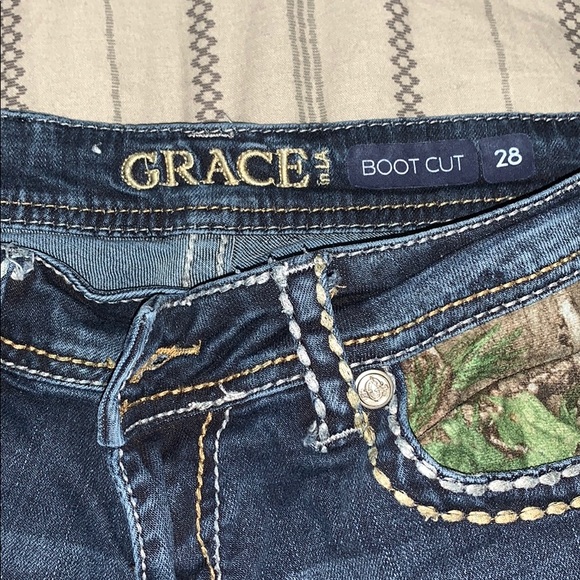 Camo grace in la jeans - Picture 2 of 3